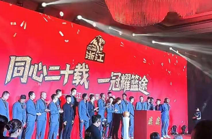 波士顿龙虾、石斑鱼、黑虎虾等豪华美食盛宴冰球突破平台广厦队庆功宴21道菜：鲍鱼、(图3)