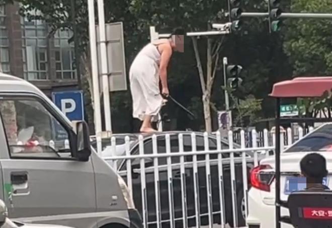 通报：系精神病发作家属愿意承担赔偿冰球突破女子持械当街打砸多辆轿车(图2)