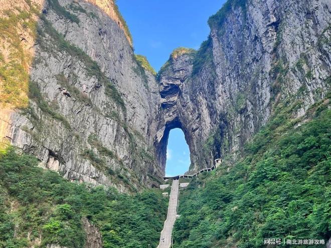 和家人去多少钱人均？跟团游凤凰古城冰球突