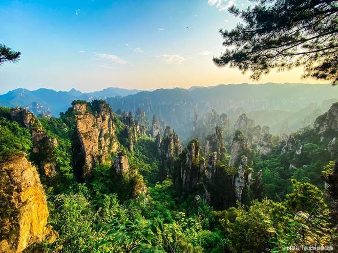 和家人去多少钱人均?跟团游凤凰古城冰球突破张家界五天四晚旅游攻略:(图3) 和家人去多少钱人均?跟团游凤凰古城冰球突破张家界五天四晚旅游攻略:(图3)